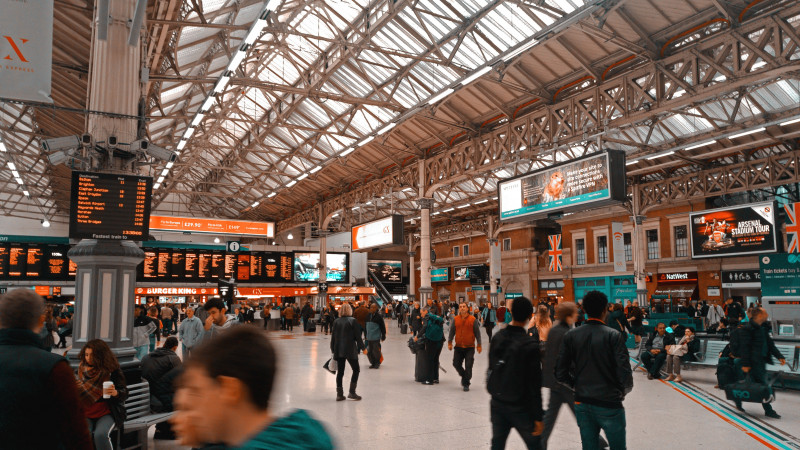 London Victoria train station filled with travellers, at Christmas time